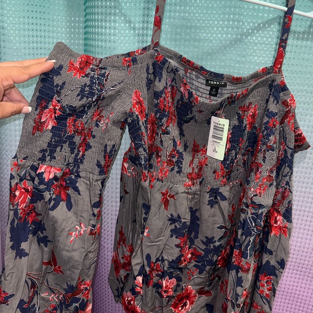 NWT Torrid 2X Gray Floral Cold Shoulder Top